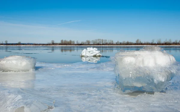 春の洪水 氷の水 川の春の早期 春の初めにロシアのタタールスタン共和国のカマ川 — ストック写真