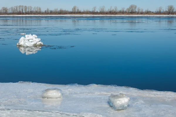 Rzeka Broken Ice Kępach Lodu Rzece Wiosnę Krajobraz Drift Szczegół — Zdjęcie stockowe