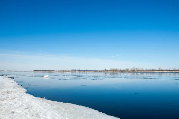 Río con hielo roto. hummoquks de hielo en el río en primavera . — Foto de Stock