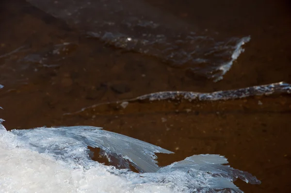 春の川で壊れた氷の川氷ハンモック 晴れた日に春の川の風景クローズ アップ氷の漂流 — ストック写真