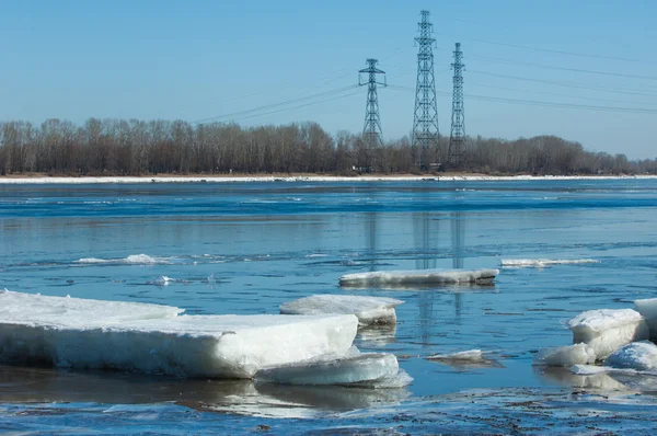 Rzeka Broken Ice Energię Filarów Kępach Lodu Rzece Wiosnę Krajobraz — Zdjęcie stockowe