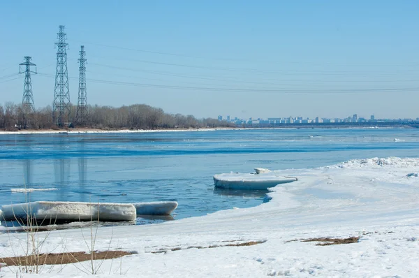 Rzeka Broken Ice Energię Filarów Kępach Lodu Rzece Wiosnę Krajobraz — Zdjęcie stockowe