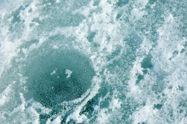 Donmuş gölün bahar. Bahar buz