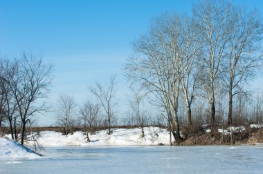 Donmuş gölün bahar. Bahar buz
