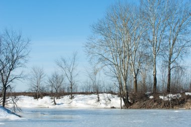 Donmuş gölün bahar. Bahar buz
