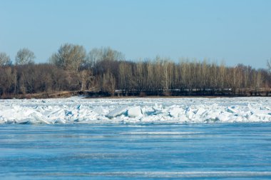 Nehir sel. Nehir buz yırtılmış. Nehir son buz ile. Rusya Tataristan Kama Nehri erken Bahar