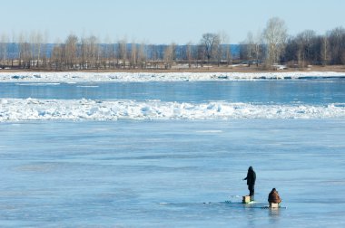 Nehir sel balıkçılar. Nehir buz balıkçılar yırtılmış. Nehir buz üzerinde son buz balıkçı ile. Rusya Tataristan Kama Nehri erken Bahar