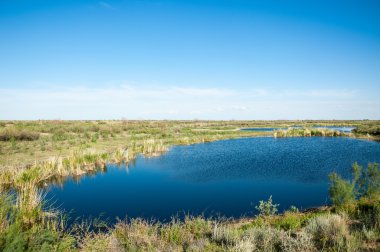 Olay yerinde bozkır gölde akşam güzel gökyüzü altında küçük bir göl