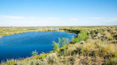 Olay yerinde bozkır gölde akşam güzel gökyüzü altında küçük bir göl