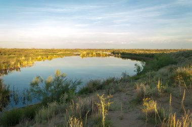 Olay yerinde bozkır gölde akşam güzel gökyüzü altında küçük bir göl
