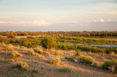 Olay yerinde bozkır gölde akşam güzel gökyüzü altında küçük bir göl