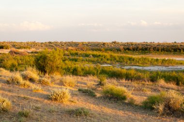 Olay yerinde bozkır gölde akşam güzel gökyüzü altında küçük bir göl