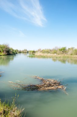 Olay yerinde bozkır gölde akşam güzel gökyüzü altında küçük bir göl
