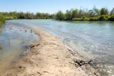 Bozkır nehir sazlık yaz. nehir görünümünde kez izlendi. küçük mavi nehir kıyısında güneşli bir gün