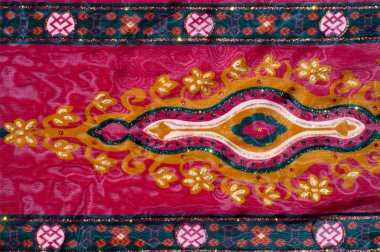 Doku ipek kumaştan kırmızı desenli