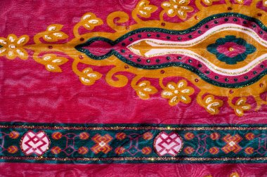 Doku kırmızı desenli ipek kumaştan. Kırmızı kumaş Galli armut ile fotoğraflandı yakın çekim var. Hint çiçek desenli doğal ipek kumaş üzerine salatalık ile. 