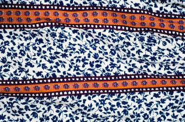 İpek kumaş dokusu ile küçük mavi çiçekler beyaz