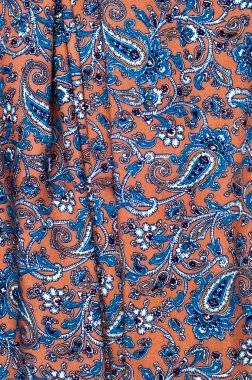 İpek kumaş dokusu ile küçük mavi çiçekler beyaz