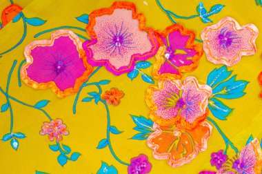 exture ipek kumaştan. Çiçek işlemeli yeşil arka plan üzerinde