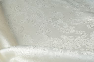 İpek kumaş doku, renk nane krem, çiçek çizimleri ile
