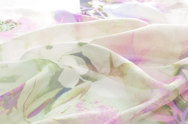 Μετάξι απαλό ροζ ύφασμα με λευκά άνθη. φόντο από ύφασμα — Φωτογραφία Αρχείου