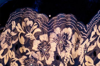 doku ipek kumaştan. koyu mavi altın boyalı çiçekli