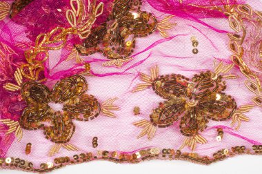 Dantel pembe boncuk ve pul işlemeli