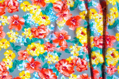 doku ipek kumaştan. Üzerine kumaş boyalı sarı kırmızı çiçekler