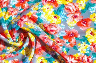 doku ipek kumaştan. Üzerine kumaş boyalı sarı kırmızı çiçekler