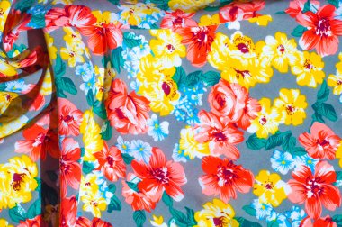 doku ipek kumaştan. Üzerine kumaş boyalı sarı kırmızı çiçekler