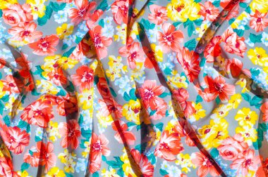 doku ipek kumaştan. Üzerine kumaş boyalı sarı kırmızı çiçekler