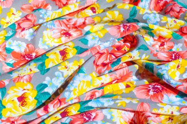 doku ipek kumaştan. Üzerine kumaş boyalı sarı kırmızı çiçekler