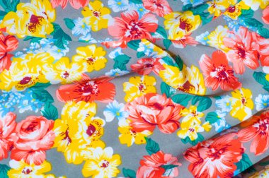 doku ipek kumaştan. Üzerine kumaş boyalı sarı kırmızı çiçekler