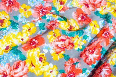 doku ipek kumaştan. Üzerine kumaş boyalı sarı kırmızı çiçekler