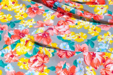 doku ipek kumaştan. Üzerine kumaş boyalı sarı kırmızı çiçekler