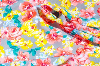 doku ipek kumaştan. Üzerine kumaş boyalı sarı kırmızı çiçekler