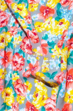 doku ipek kumaştan. Üzerine kumaş boyalı sarı kırmızı çiçekler