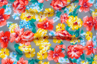 doku ipek kumaştan. Üzerine kumaş boyalı sarı kırmızı çiçekler