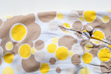 Beyaz bir daire ile kumaş forması dokusuna yel boyalı