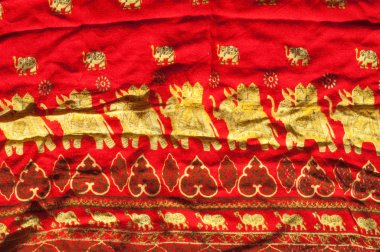 Kırmızı boyalı Filler ile Pamuk Kumaş dokusu yaptım ben