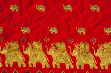 Kırmızı boyalı Filler ile Pamuk Kumaş dokusu yaptım ben