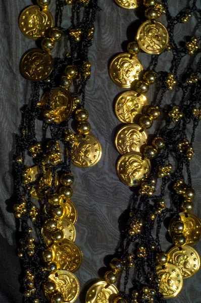 Tkaniny jedwabne tekstury, niebieskie, złote monety. Styl orientalny — Zdjęcie stockowe