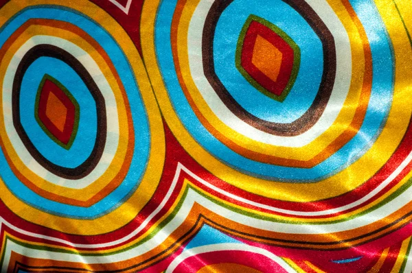 Texture tissu soie, motif abstrait, rouge jaune vert brun wh — Photo