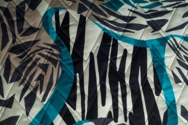 Bir desen ile yalıtılmış sentetik kumaş