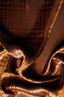 Kahverengi deseni ile boyalı ipek kumaş dokusu. makro doku kahverengi çizgili kumaş Studio. Sanatsal kumaş dokusu, katlanmış, dalgalı. 