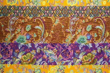 Brokar kumaş dokusu. çiçek desenle boyalı