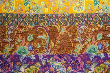 Brokar kumaş dokusu. çiçek desenle boyalı