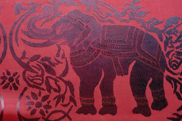 在印度制造的带有红色彩绘大象的棉织物的质地 — 图库照片