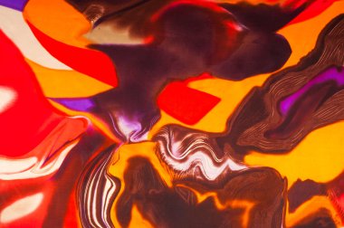 İpek kumaş dokusu, arka plan, kırmızı sarı gri siyah çizim beyaz. Soyut çizim