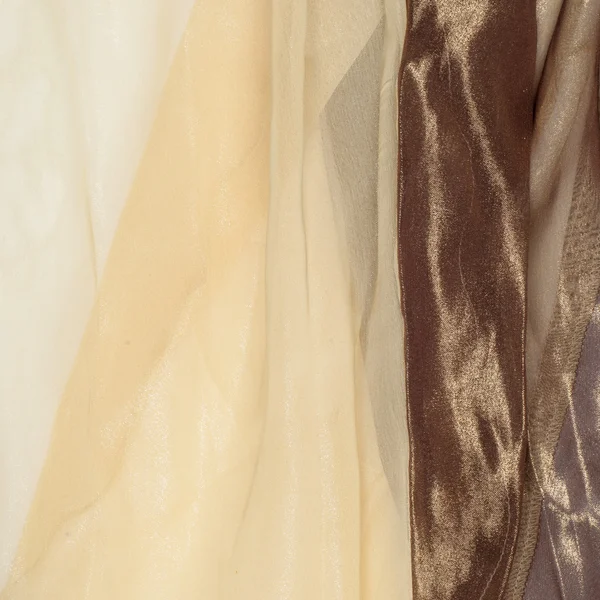 Шелковая ткань текстура, фон. Коричневые и кремовые полоски — стоковое фото